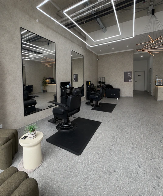 Barber-Stuhl und großer Spiegel im BARBER AR Barbershop